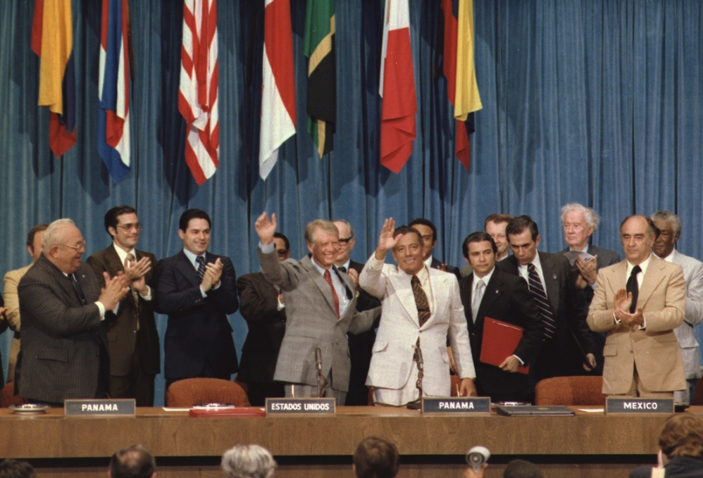 El expresidente estadounidense Jimmy Carter y el líder panameño Omar Torrijos en la firma de los tratados Torrijos-Carter, 16 de junio de 1978. Gettyimages.ru