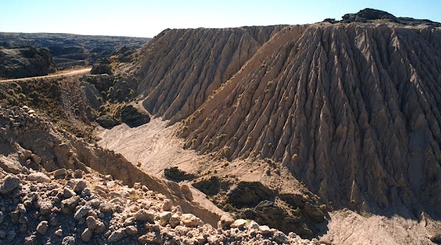 Colas de mineral en la mina de uranio abandonada de Los Gigantes. Crédito: CNEA.