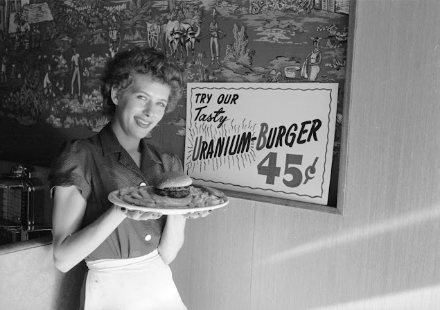 Una camarera posa con una “hamburguesa de uranio” en una cafetería de Salt Lake City, Utah, en 1954. El sándwich debe su nombre a la floreciente industria del uranio de la región. Crédito: Carl Iwasaki / Getty Images.