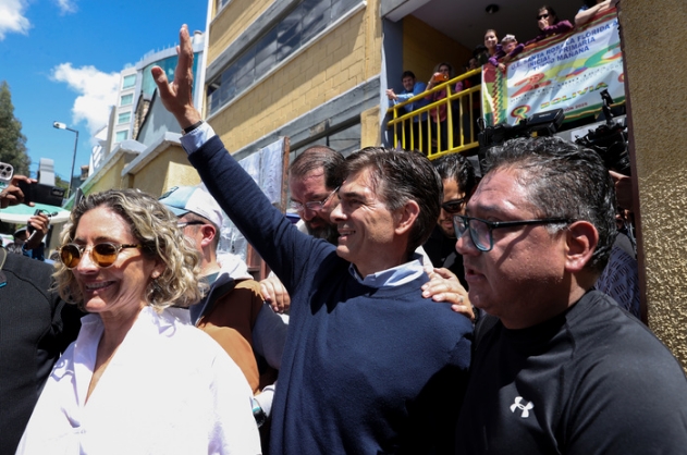Rodrigo Paz saluda a sus seguidores este domingo luego de emitir el voto en La Paz. Imagen: EFE