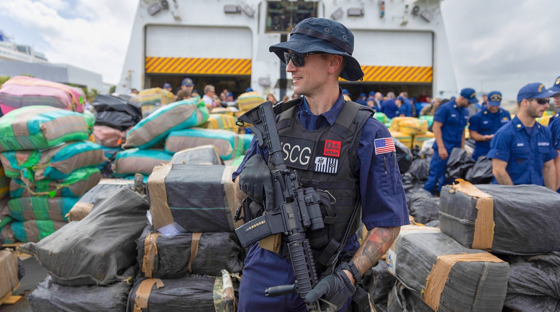 Un agente estadounidense rodeado de droga incautada Joe Raedle / Gettyimages.ru