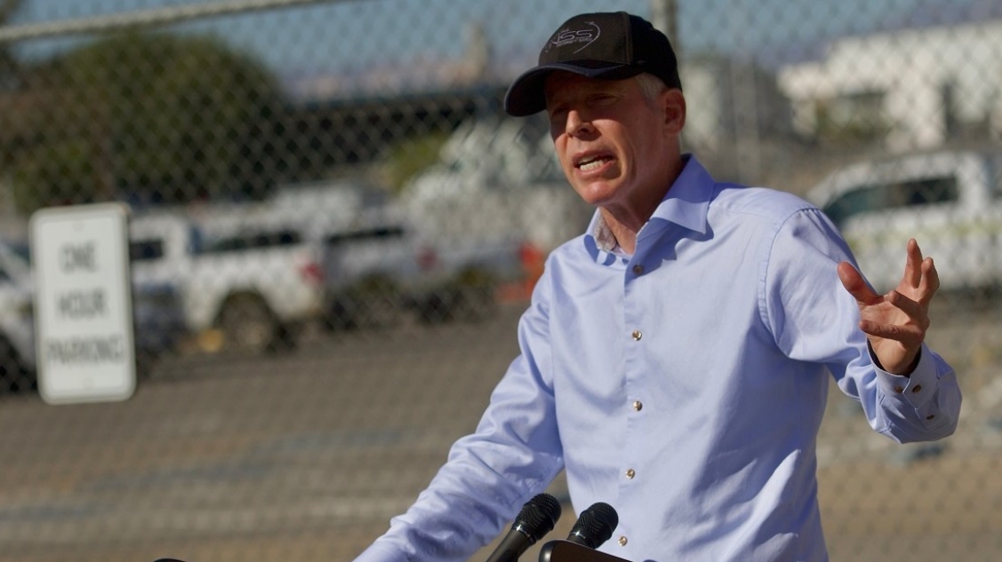 Chris Wright, secretario de Energía de EE.UU. frente a una dependencia del Sitio de Pruebas de Nevada, 20 de octubre de 2025.Ty ONeil / AP