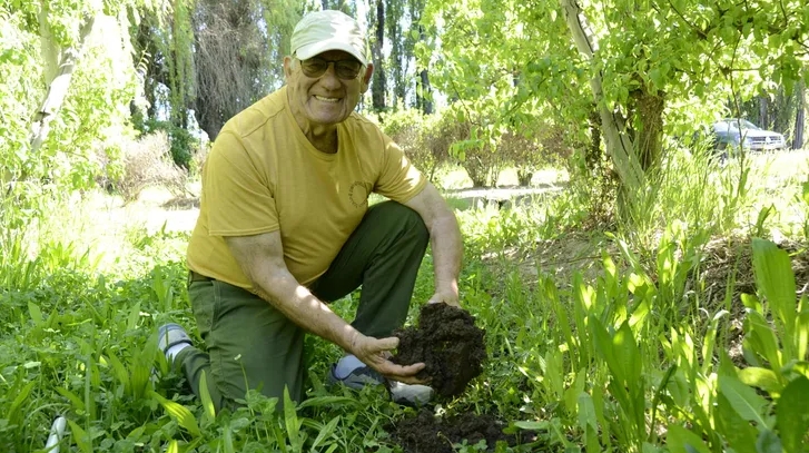 Julio Merlo, 82, vio una nube tóxica y cambió el rumbo. Hoy, su revolución agroecológica recupera suelos en Cipolletti y enseña a producir "sin agredir". Estefania Petrella