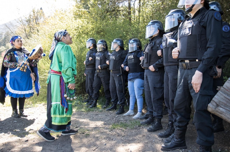 Machi Betiana Colhuán y su madre María Nahuel del Lof Lafken Winkul Mapu. Foto: Denali DeGraf