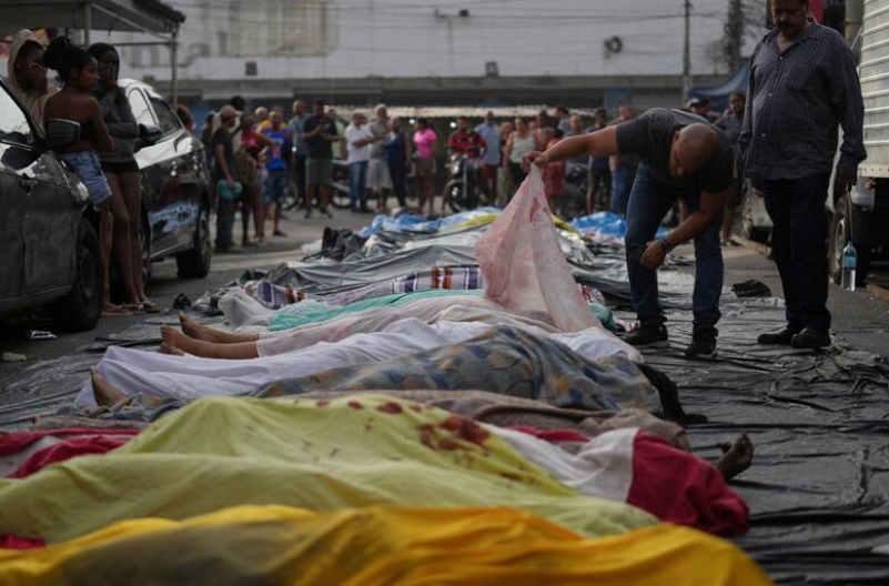 Una de las tantas hileras de cadáveres apostadas en las calles del estado carioca Silvia Izquierdo - AP