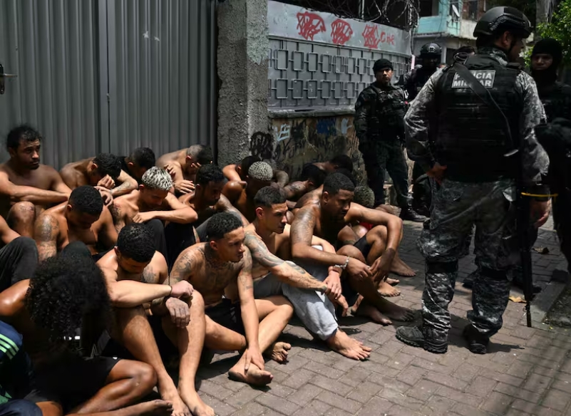 Parte de los detenidos del CV por parte de la Policía Militar MAURO PIMENTEL - AFP