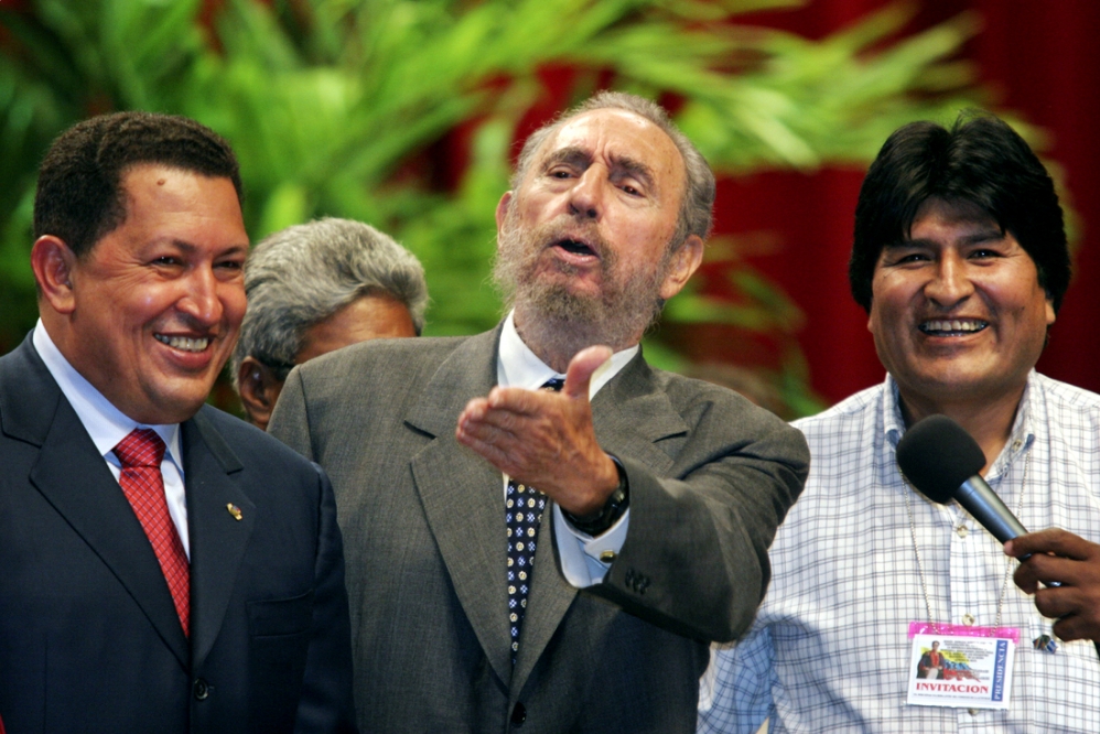 Hugo Chávez (i), Fidel Castro (c) y Evo Morales en La Habana, Cuba, el 29 de abril de 2005. Sven Creutzmann / Gettyimages.ru