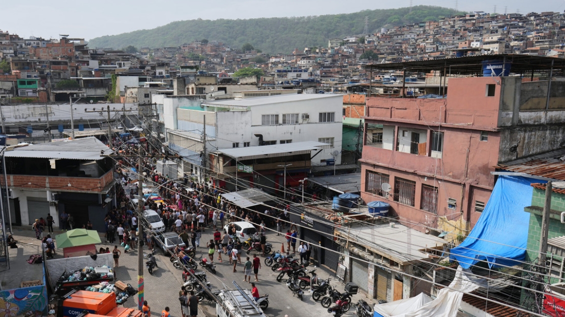 Los residentes rodean los cuerpos de las personas asesinadas durante una redada policial dirigida contra Comando Vermelho en la favela Complexo da Penha de Río de Janeiro. 29 de octubre de 2025. Silvia Izquierdo / AP
