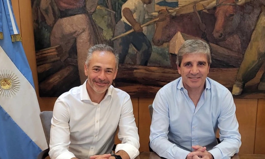 la crisis de combustible en plena campaña. Alejandro Lew y Toto Caputo este lunes en el Palacio de Hacienda. Alejandro Lew y Toto Caputo este lunes en el Palacio de Hacienda.