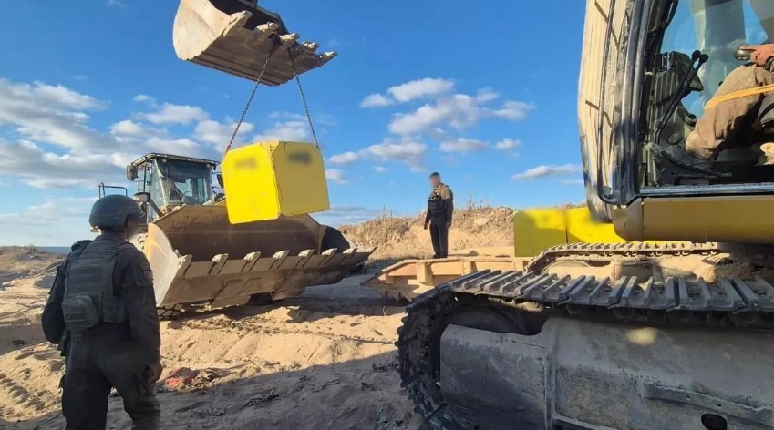 Soldados israelíes marcan la frontera de la línea de retirada acordada en el alto el fuego de Gaza.