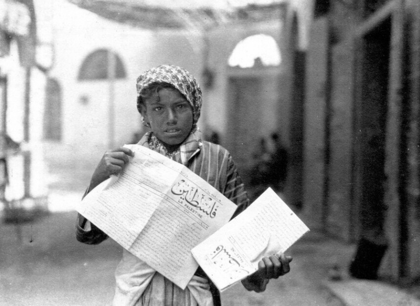 «Canillita» vendiendo en las calles de Jaffa el periódico Falastin, en 1921