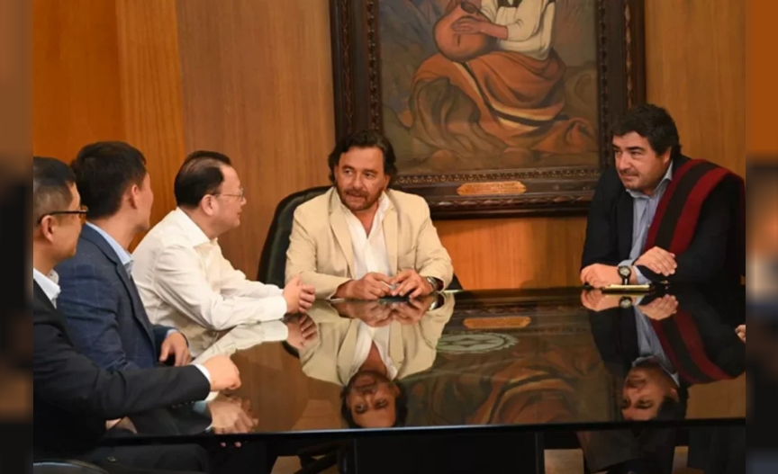 El gobernador de Salta, Gustavo Sáenz, recibió en el Centro Cívico del Grand Bourg a directivos de la empresa de origen chino Ganfeng Lithium. (Gobernación)