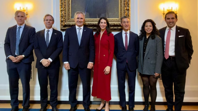 El canciller Pablo Quirno, el embajador Alec Oxenford y el consejero Juan Cortelleti junto a las autoridades del International Meridian Center, (Washington, Estados Unidos)