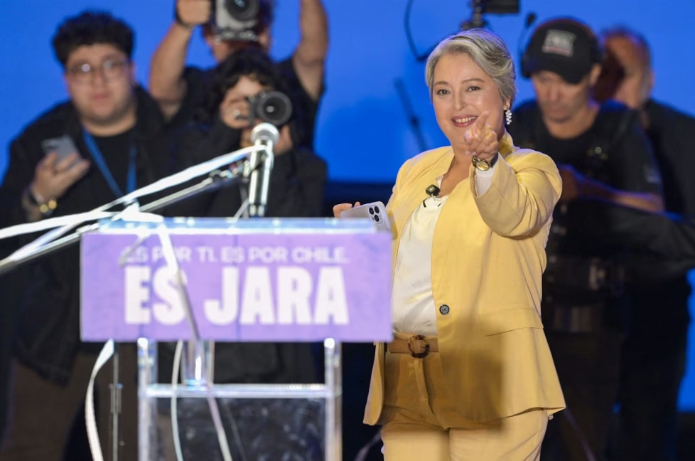 “Gracias Valparaíso, gracias Chile”, dijo Jara celebrando un final de campaña de cara al mar (RODRIGO ARANGUA/AFP)