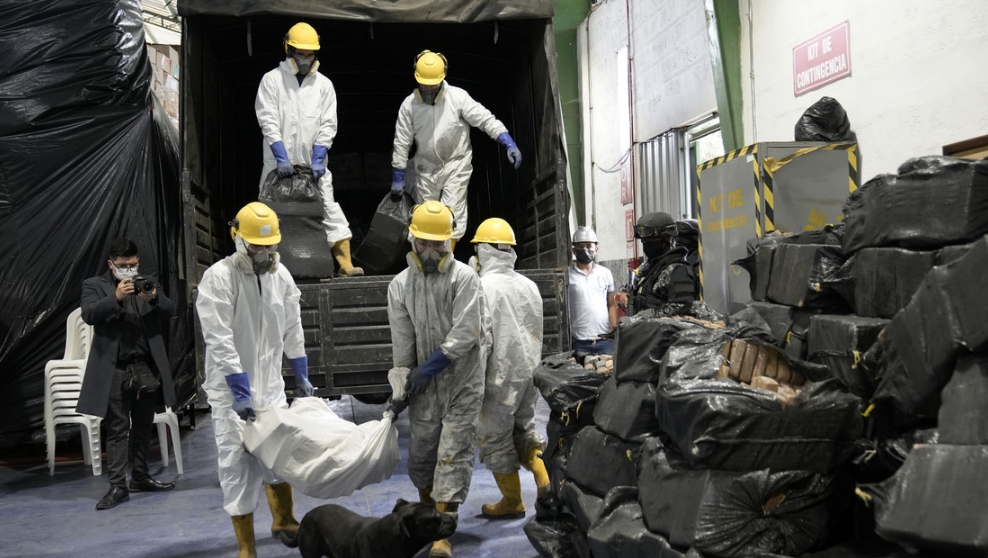 Trabajadores cargan drogas incautadas para ser quemadas en Cayambe, Ecuador, 21 de abril de 2022 Dolores Ochoa / AP
