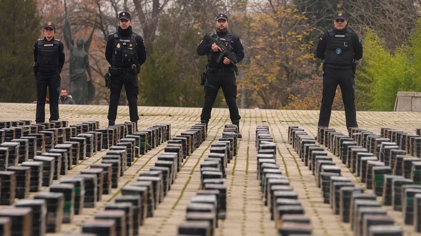 Policías junto a un alijo de cocaína en Madrid, España, 12 de diciembre de 2023Paul White / AP 