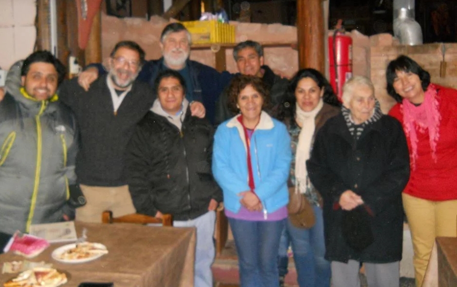 Sergio La Rosa y Enrique Lipps (los dos de barba), espeleotruchos reunidos con guías de turismo de Malargüe … una alianza anti-FAdE que empieza a quebrarse