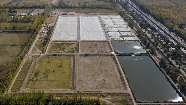Planta de tratamiento de Cipolletti, inaugurada en enero de 2022. Mirando hacia el norte, a la derecha, el canal P II y (más visible) el canal de riego secundario