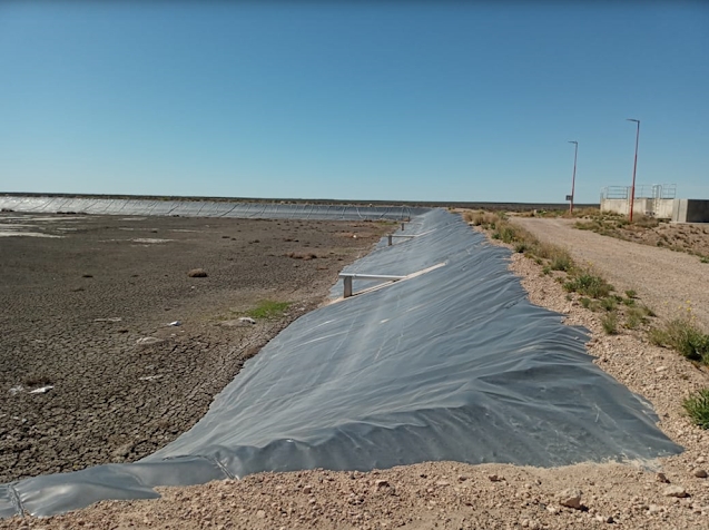 Membrana rota= filtraciones de caca. Piletas en la barda norte de Choele Choel (foto de 2020)