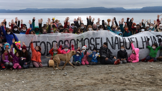 «Barbijo Fest» en la costa del lago Nahuel Huapi, exigiendo al gobierno que la caca no llegue al lago