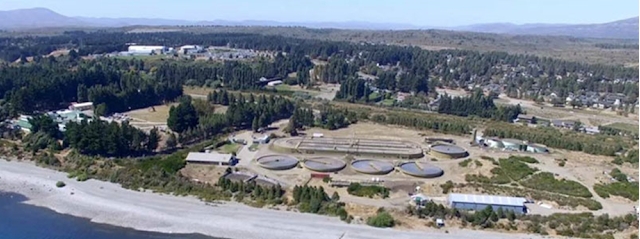 Planta de Tratamiento de Bariloche, entre el INTA (a la izquierda de la imagen) y el centro deportivo puerto este (fuera de la imagen, a la derecha). La imagen es anterior a la ampliación de la planta (Módulo II), que se ubicaría sobre la derecha (oeste)