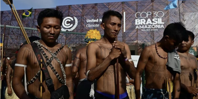 Miembros del movimiento indígena Munduruku Ipereg Ayu protestan afuera de la sede de la conferencia climática de la ONU COP30 en Belém, Brasil © Pablo PORCIUNCULA / AFP