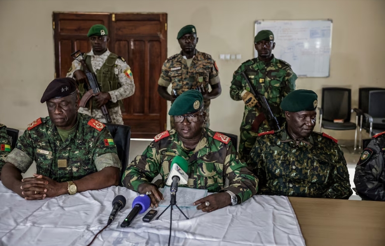 El general Denis N'Canha, jefe de la oficina militar de la presidencia, durante una conferencia de prensa en el Estado Mayor en el que anunció haber tomado el "control total" del país. (Patrick MEINHARDT / AFP)