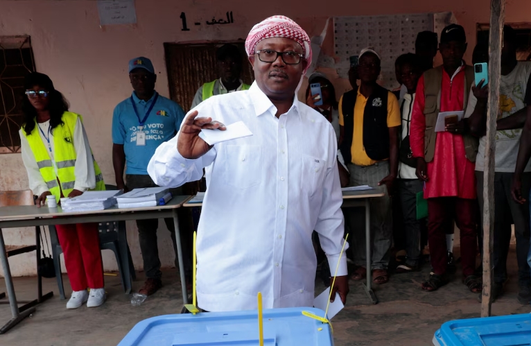 El presidente de Guinea-Bissau, Umaro Sissoco Embaló, durante las elecciones presidenciales en un colegio electoral de Gabú. (REUTERS/Luc Gnago)