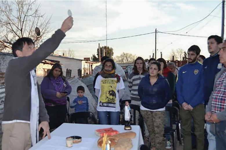 curas de opcion por los pobres, Paco Olveira El padre Paco Olveira en una de las misas en el barrio. 