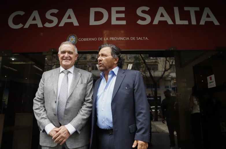 El gobernador de Salta Gustavo Sáenz y de Tucuman Osvaldo Jaldo, al llegar a la casa de Salta Los gobernadores de Tucumán, Osvaldo Jaldo, y Salta, Gustavo Sáenz, en la Casa de Salta. (noticias argentinas)