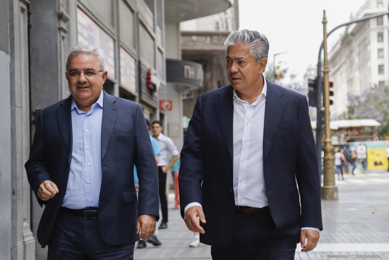 El gobernador de Catamarca Raúl Jalil y de Neuquen Rolando “Rolo” Figueroa, al llegar a la casa de Salta El gobernador de Catamarca, Raúl Jalil, y el de Neuquén, Rolando “Rolo” Figueroa. (Noticias Argentinas)