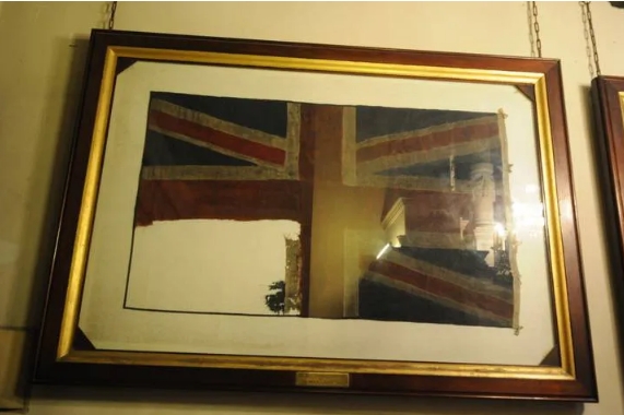 Una de las banderas que se exhiben como trofeo de guerra. Foto: Emiliana Miguelez.