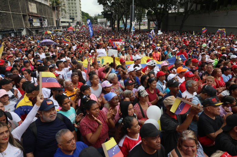 Los Comandos de Comunidad Bolivariana de Base Integral se dirigen a su juramentación en Caracas (EFE/EFE)