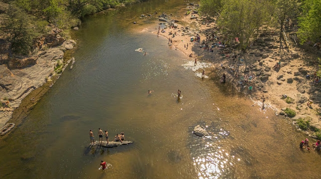 Vista aérea del río San Antonio en Córdoba (Argentina), cerca de la antigua mina. Crédito: Sebastián López Brach / El País. 
