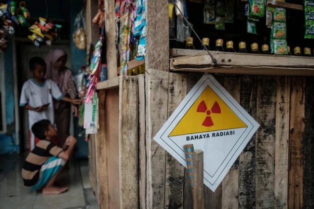 Una pegatina de advertencia de “Peligro de radiación” se ve en la pared de un quiosco junto al Polígono Industrial Moderno Cikande, donde se detectó el isótopo radiactivo cesio-137, en Sukatani, provincia de Banten, Indonesia, el 13 de octubre de 2025.