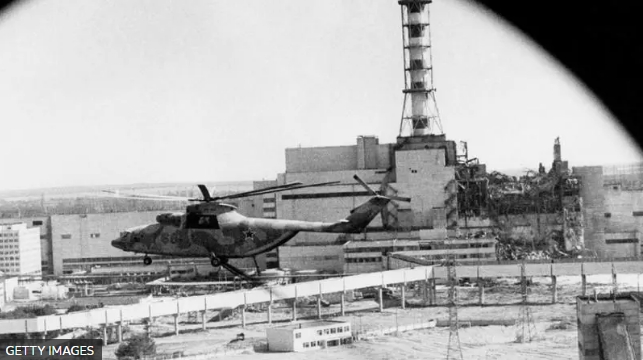 La explosión del reactor en Chernóbil provocó la muerte inmediata de 54 personas, pero la radiación que emitió causó la muerte de muchas más con el tiempo.