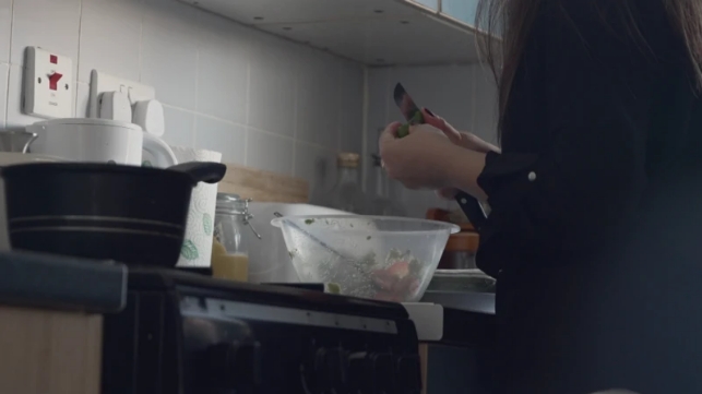 Sara dice que la trataban como a una sirvienta y que se esperaba que hiciera toda la cocina y las tareas domésticas.