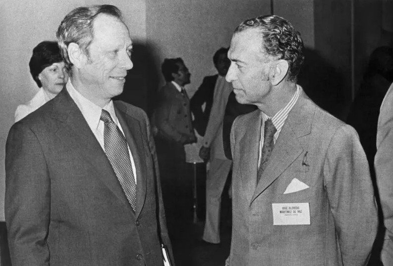 El ministro de Economía de la Dictadura, Alfredo Martinez de Hoz habla con el entonces secretario del Tesoro, W. Michael Blumenthal en un enctro del FMI en la Ciudad de México. AP