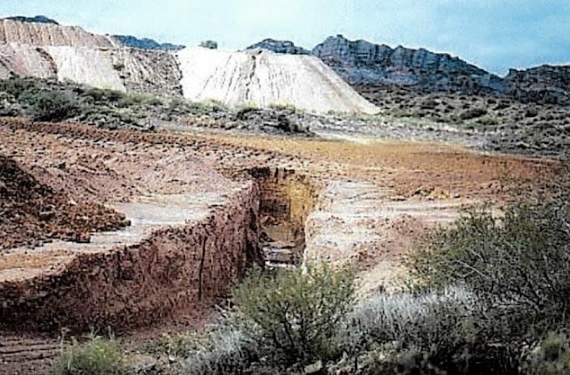 La ex mina de Sierra Pintada en 2005. Vista de los precipitados del dique DN1. En segundo plano se observan pilas de colas de disposición temporaria. Crédito: CNEA