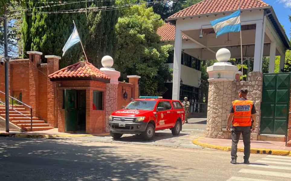 Bomberos salen este mediodía de la quinta presidencial de Olivos, donde anoche apareció muerto un soldado