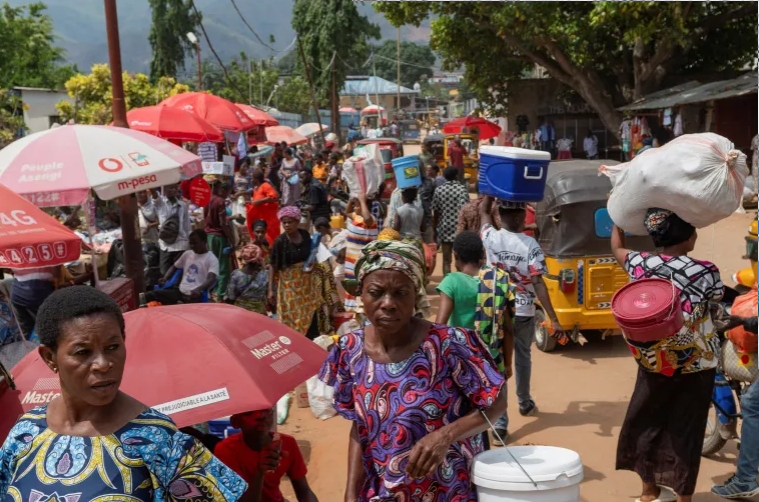Civiles congoleños salen al mercado de Maendeleo en Uvira el 15 de diciembre de 2025, mientras la calma regresa tras los combates entre la Alianza Fleuve Congo y el M23, que tomó el control de Uvira de manos del ejército de la República Democrática del Congo [Reuters]