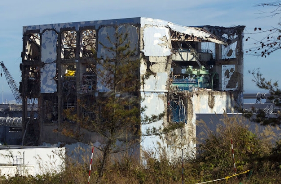 El edificio del reactor de la Unidad 4 de la accidentada central nuclear de Fukushima Daiichi, en Okuma, Japón, en noviembre 2013. Fuente: David Guttenfelder / AP Photo.