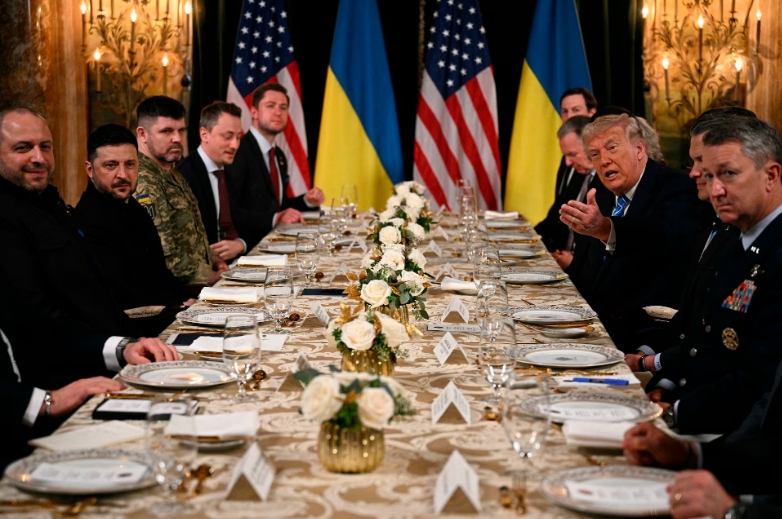 Donald Trump Volodymyr Zelensky El presidente de Estados Unidos, Donald Trump, se reúne con su par de Ucrania, Volodimir Zelenski, en su residencia de Mar-a-Lago. (AFP/AFP)