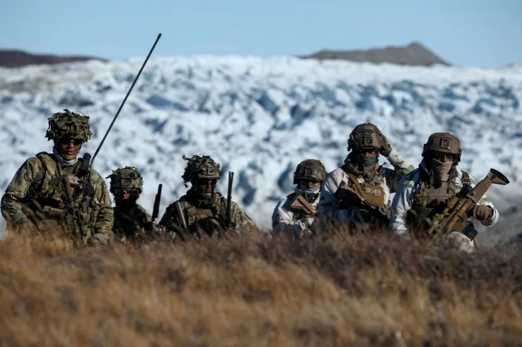 Tropas danesas durante un ejercicio militar con soldados alemanes y franceses en Kangerlussuaq, Groenlandia, en septiembre de 2025 [Guglielmo Mangiapane/Reuters]