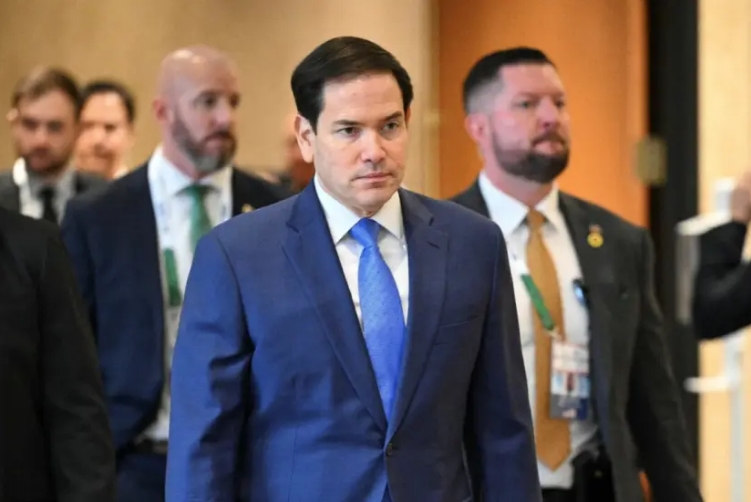 El secretario de Estado de EE. UU., Marco Rubio, llega a la sesión del G7 sobre Ucrania y la cooperación en defensa durante la reunión de ministros de Asuntos Exteriores del G7 en el White Oaks Resort en Niagara-on-the-Lake, Canadá, el 12 de noviembre de 2025. (Mandel Ngan/Pool vía Reuters)