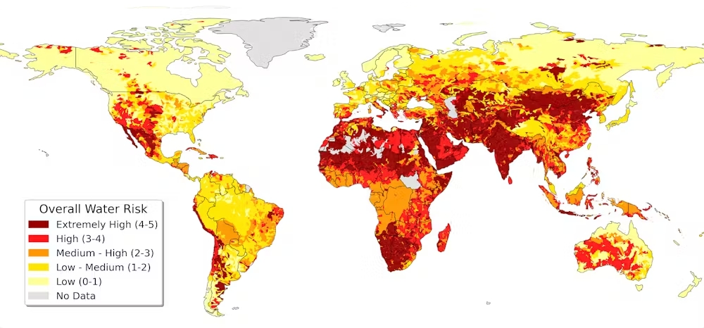 Los cálculos generales de riesgo hídrico reflejan el valor agregado de la cantidad de agua, la calidad del agua y los riesgos normativos y de reputación para el suministro de agua. Los valores más altos indican mayores riesgos relacionados con el agua. Instituto de la Universidad de las Naciones Unidas para el Agua, el Medio Ambiente y la Salud, basado en Aqueduct 4.0 , CC BY