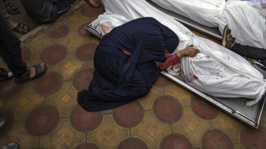 Una mujer llora junto a los cuerpos de su hijo y marido, muertos en un bombardeo en Gaza, Jan Yunis, 5 de diciembre de 2023.