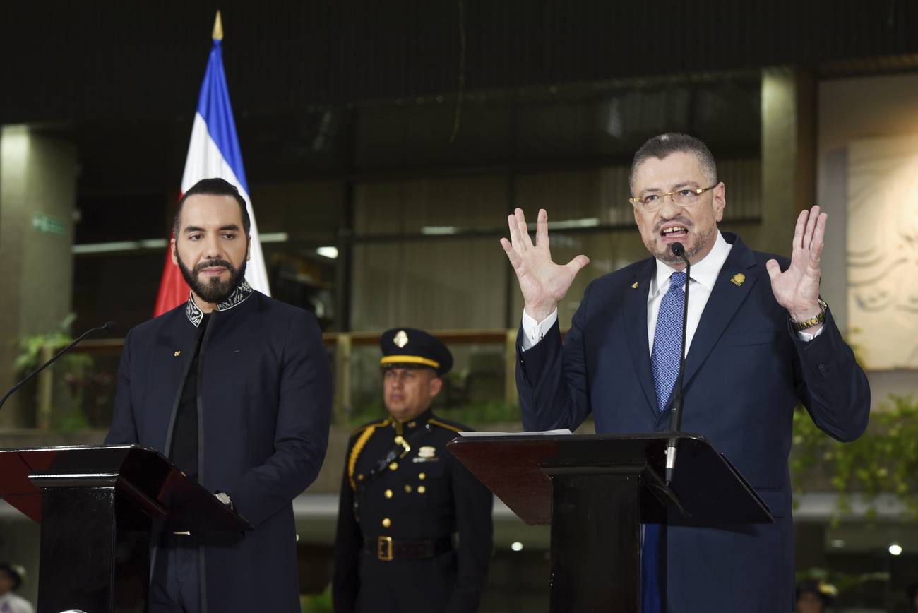 Rodrigo Chaves y Nayib Nukele en la ceremonia de condecoración del presidente salvadoreño