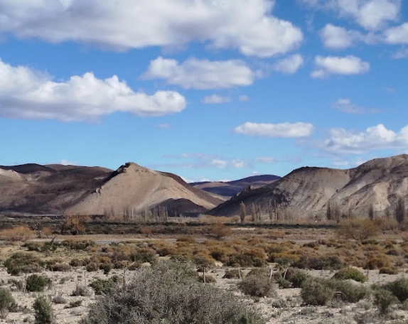 La estepa patagónica alrededor de Cerro Cóndor, una aldea con una escasa población indígena mapuche donde se extraía uranio en los años setenta. La administración de Javier Milei está mirando los depósitos de uranio probados de la zona. Crédito: Gioia Claro