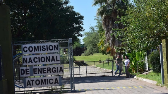 Ingreso a la planta de Dioxitek, en un predio que comparte con la Comisión Nacional de Energía Atómica. Crédito: Jorge Peñaranda / La Voz.